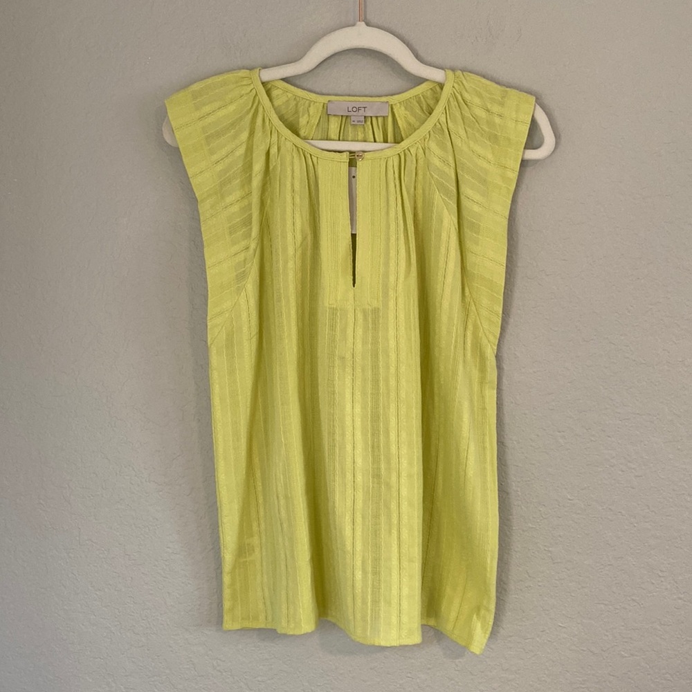 19. Dainty yellow top!